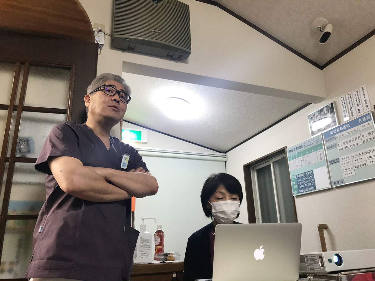 院内ミーティングの様子　綾瀬市と海老名市の境に位置する柴垣歯科医院