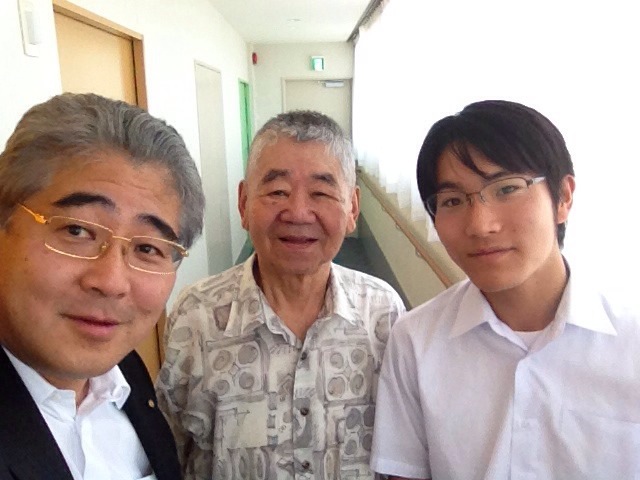昔からの患者様と院長と息子さん　柴垣歯科医院