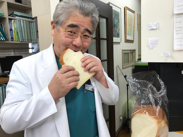 焼き立てパンパンをほおばる院長　柴垣歯科医院