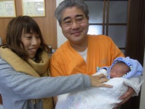 スタッフの出産　赤ちゃんを抱く院長　柴垣歯科医院
