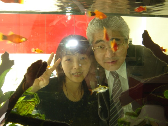 保育園の水槽越しに撮影　綾瀬市と海老名市の境に位置する柴垣歯科医院