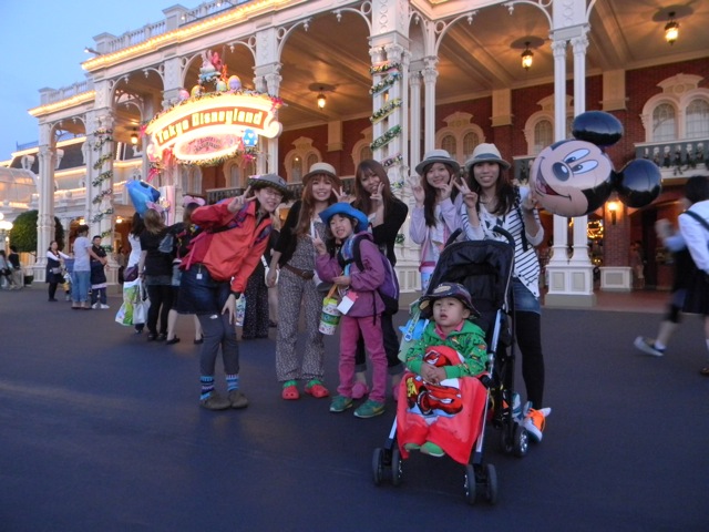 ディズニーランド小旅行　柴垣歯科医院のスタッフ家族と過ごす