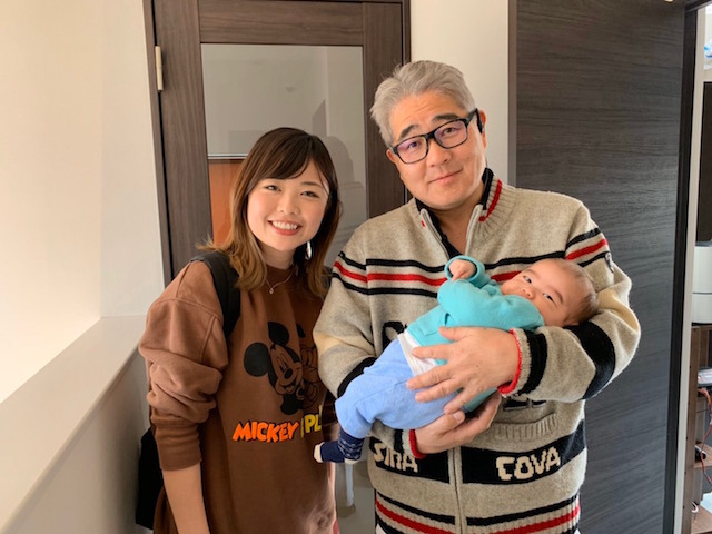 退職したスタッフと赤ちゃんと院長　柴垣歯科医院