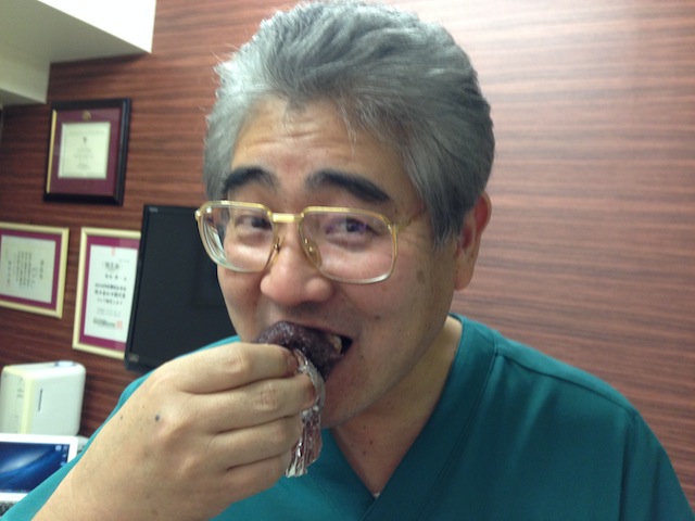 おはぎを食べる　柴垣歯科医院院長