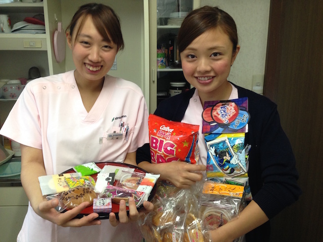 お土産を手にするスタッフ　柴垣歯科医院