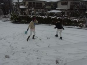 大雪の日の昼休みに雪遊び　綾瀬市と海老名市の境に位置する柴垣歯科医院