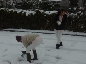 大雪の日の昼休みに雪遊び　綾瀬市と海老名市の境に位置する柴垣歯科医院