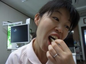 梨ぱんを食べるスタッフ　柴垣歯科医院