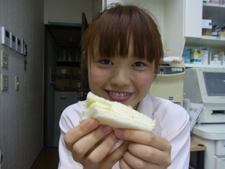 梨ぱんを食べるスタッフ　柴垣歯科医院