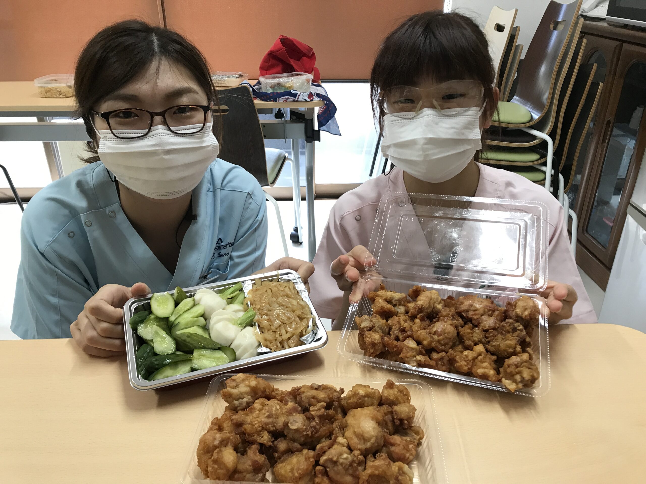 定期健診に来られた患者様からの差し入れと柴垣歯科医院スタッフ