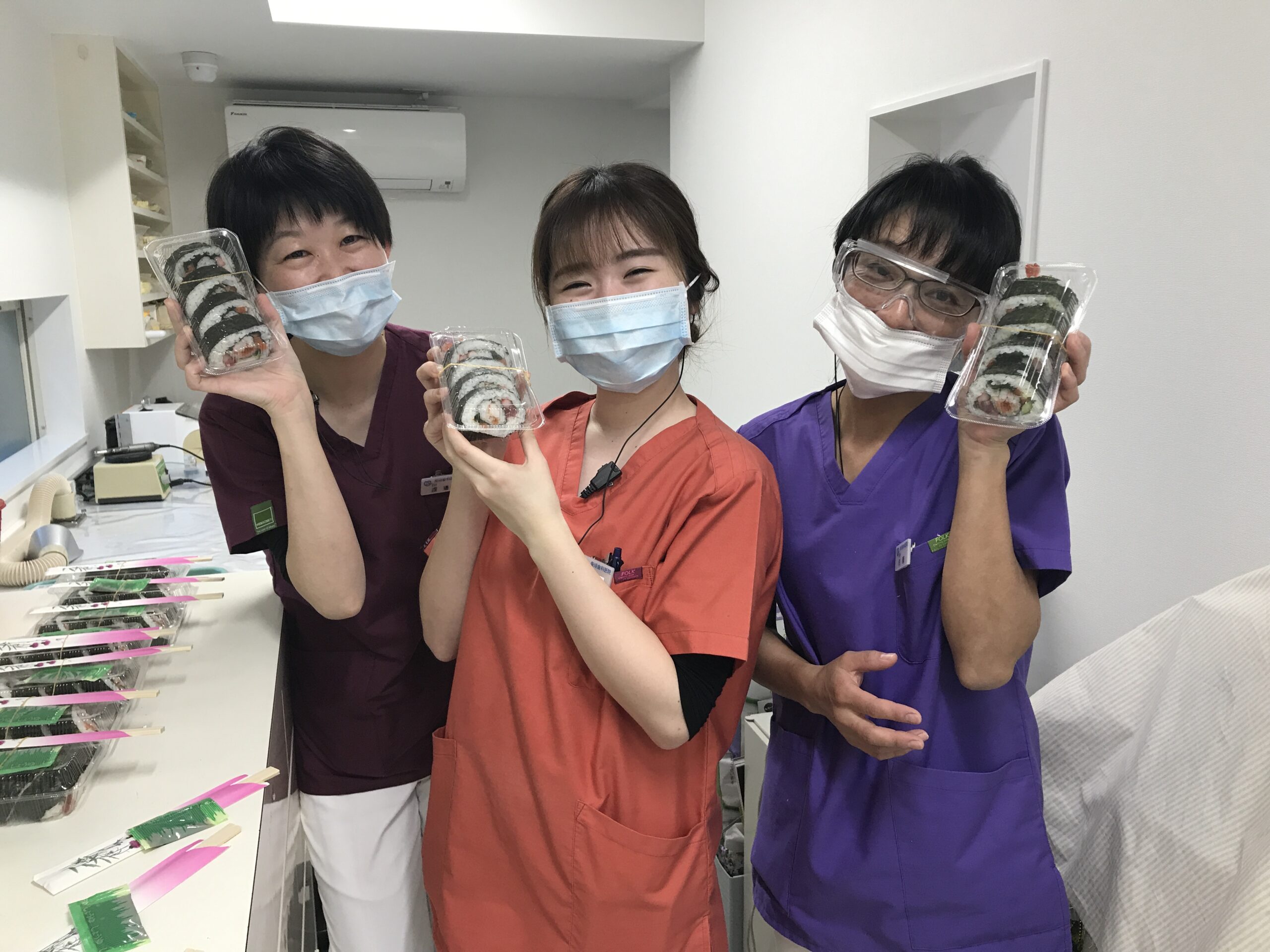 ハロウィン海鮮巻きをもつスタッフ　柴垣歯科医院