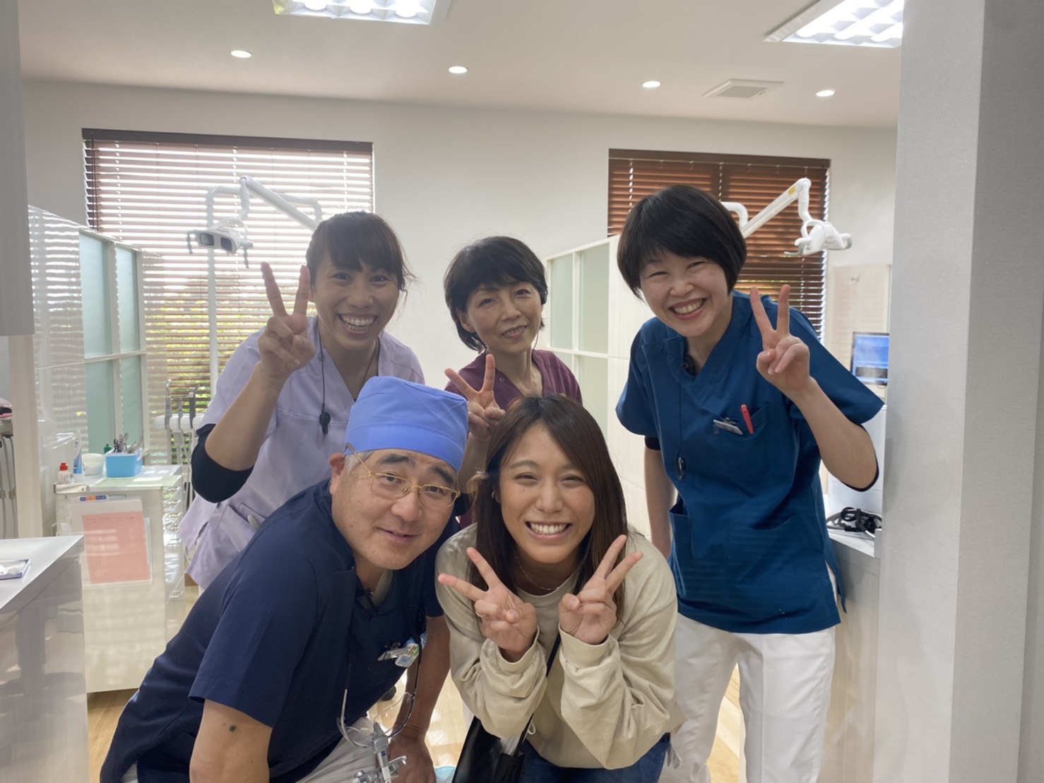 患者さんと院長・歯科衛生士　綾瀬市と海老名市の境に位置する柴垣歯科医院