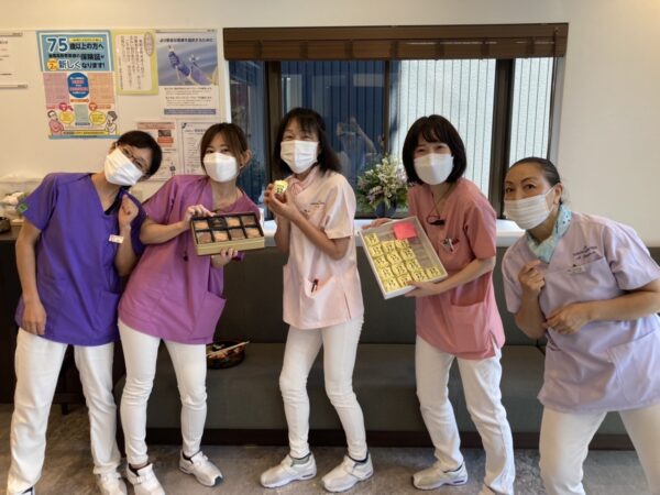 夏季休暇前の清掃の合間のお菓子とスタッフ　綾瀬市・海老名市にある柴垣歯科医院