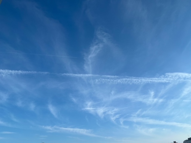 綾瀬市海老名市柴垣歯科医院　飛行機雲